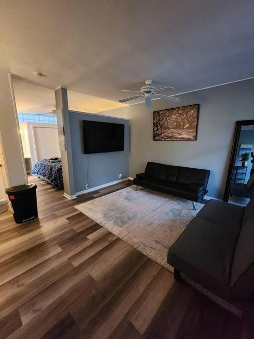 Blue Shark *w7* @ Montrose 1br Private King Loft *