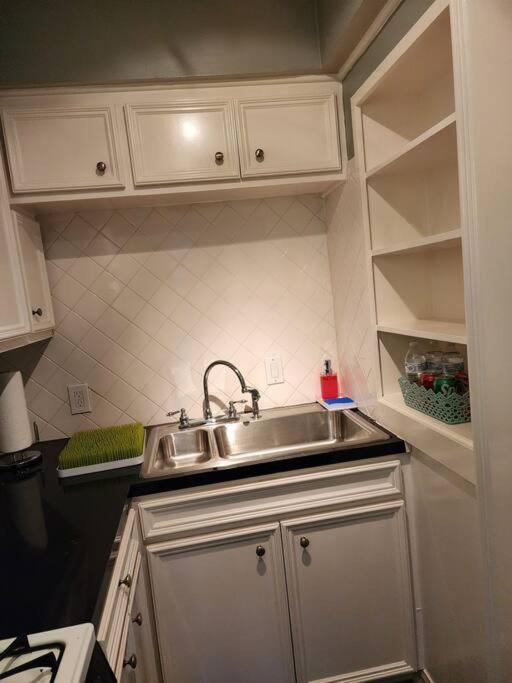 Blue Shark *w7* @ Montrose 1br Private King Loft * Houston