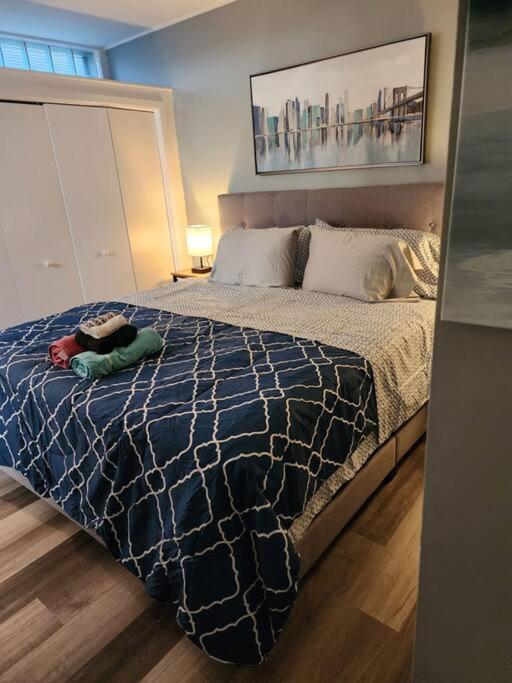 Blue Shark *w7* @ Montrose 1br Private King Loft Apartment