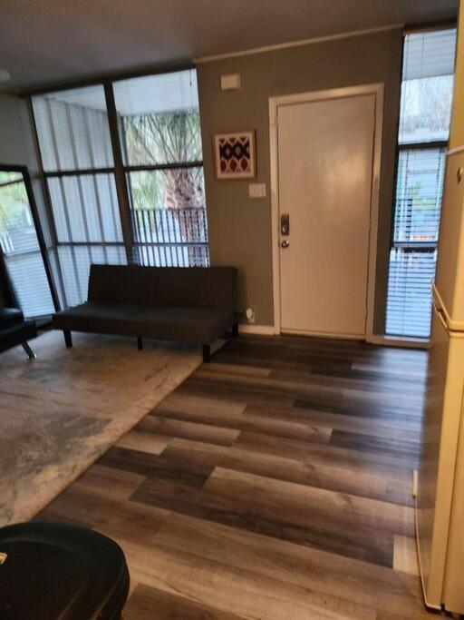 Blue Shark *w7* @ Montrose 1br Private King Loft Apartment *