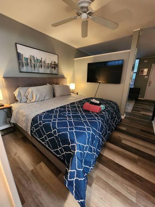 Blue Shark *w7* @ Montrose 1br Private King Loft Apartment