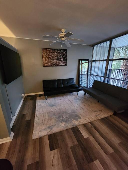 Blue Shark *w7* @ Montrose 1br Private King Loft Apartment