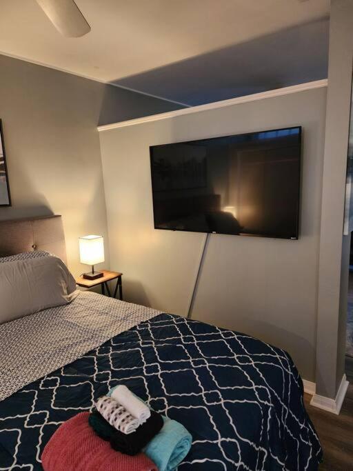 Apartment Blue Shark *w7* @ Montrose 1br Private King Loft