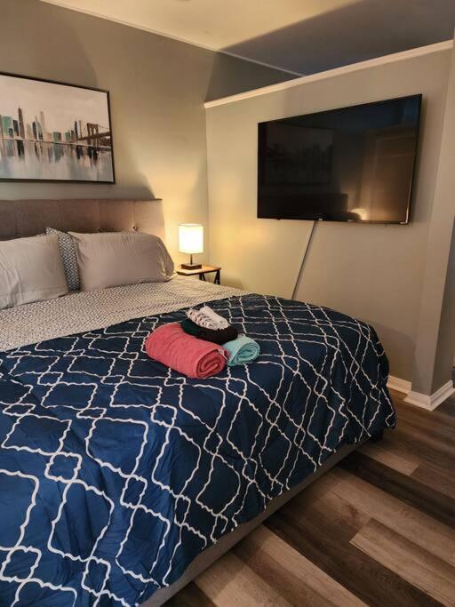 Blue Shark *w7* @ Montrose 1br Private King Loft Apartment