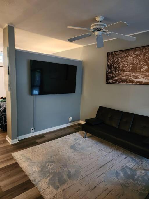 Blue Shark *w7* @ Montrose 1br Private King Loft