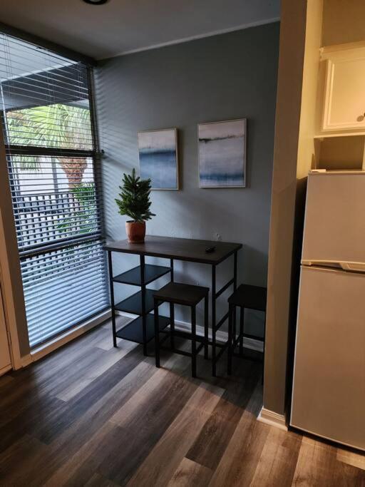 Blue Shark *w7* @ Montrose 1br Private King Loft *