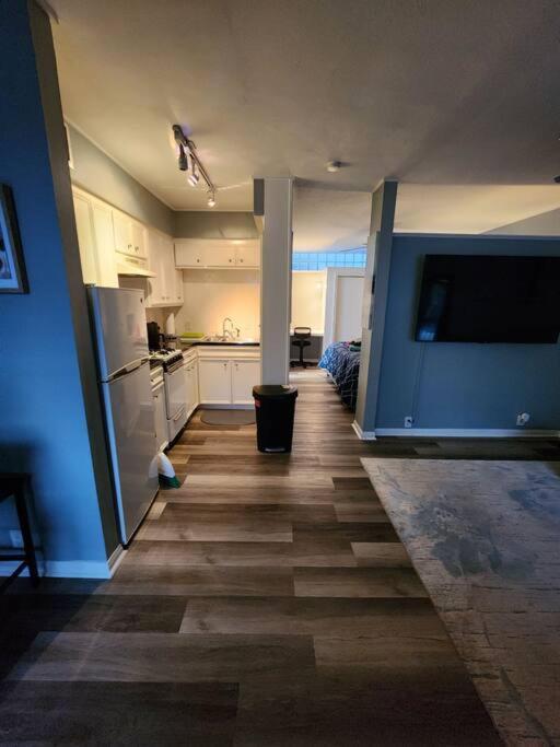 Blue Shark *w7* @ Montrose 1br Private King Loft